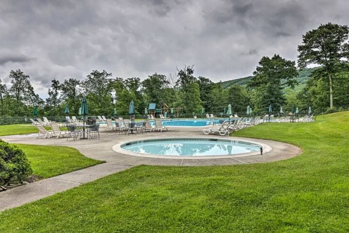 Pocono Mountain Home , Hot Tub- 1 Mile to Skiing!