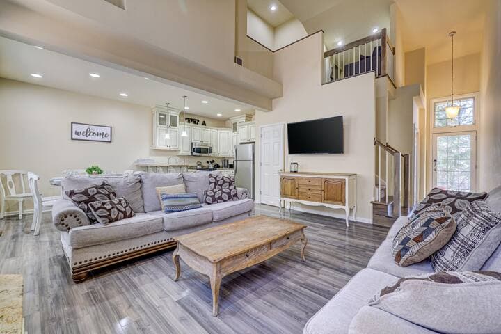 Pocono Retreat -1 Mile to Lake and Skiing!