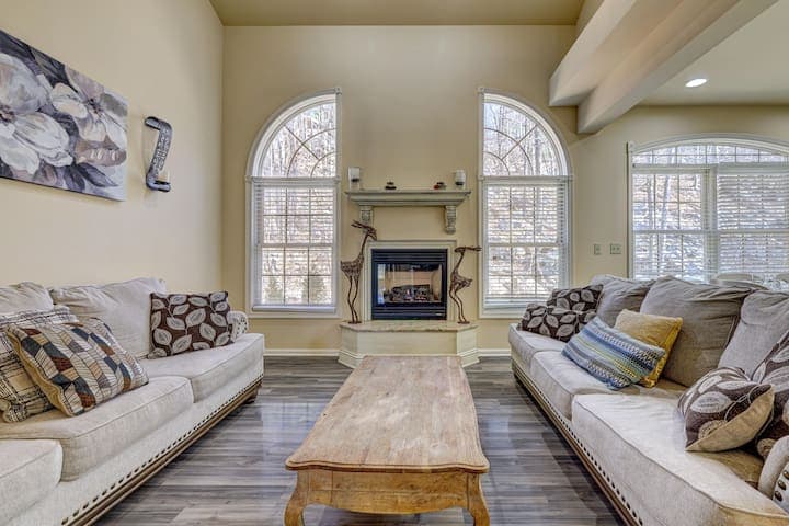 Pocono Retreat -1 Mile to Lake and Skiing!