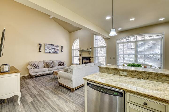 Pocono Retreat -1 Mile to Lake and Skiing!