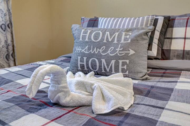 Pocono Retreat -1 Mile to Lake and Skiing!